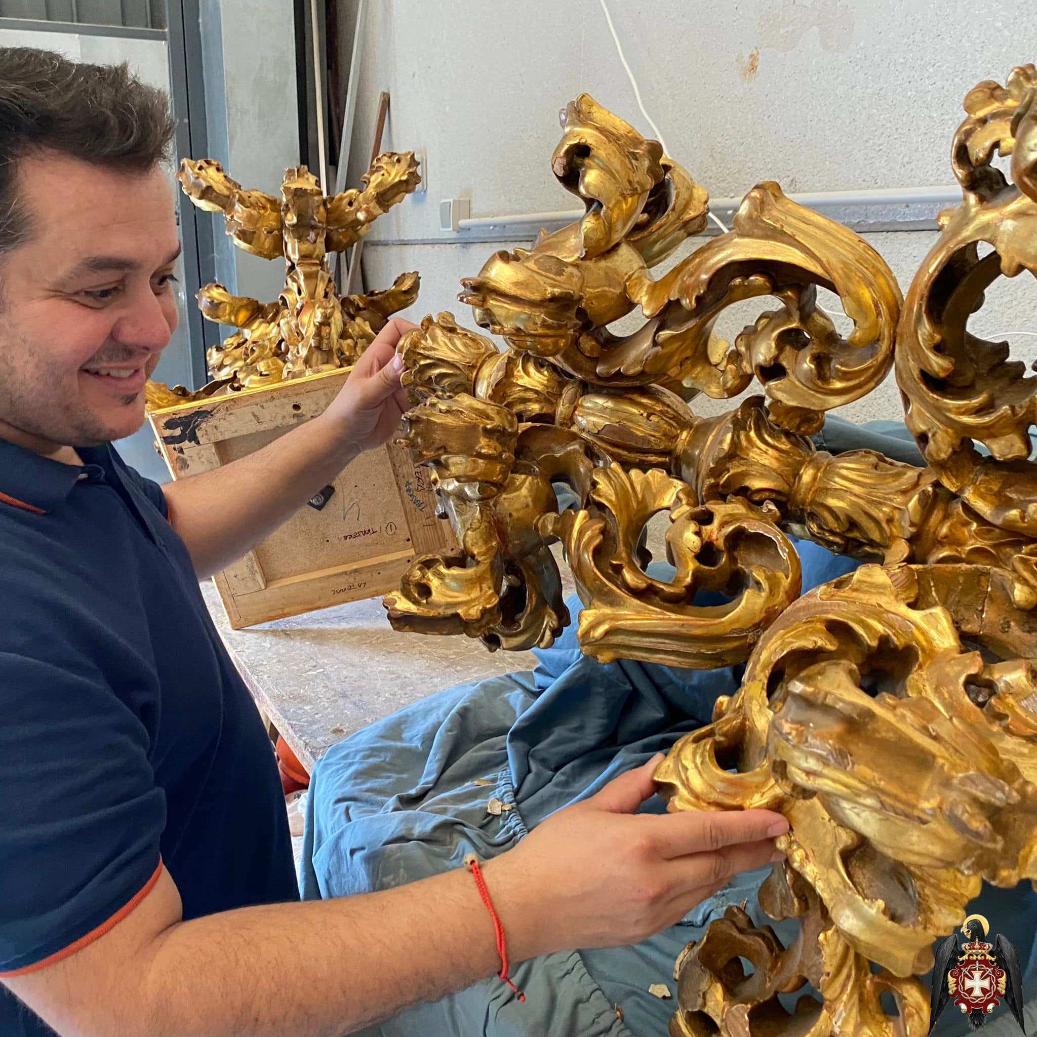Abel Velarde, dorador restaurador de obras de arte en su taller