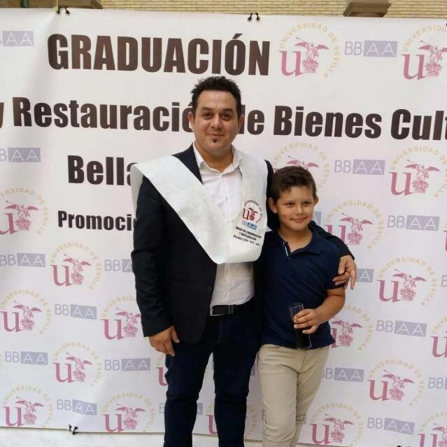 Abel Velarde en su graduación en Conservación y Restauración de Bienes Culturales