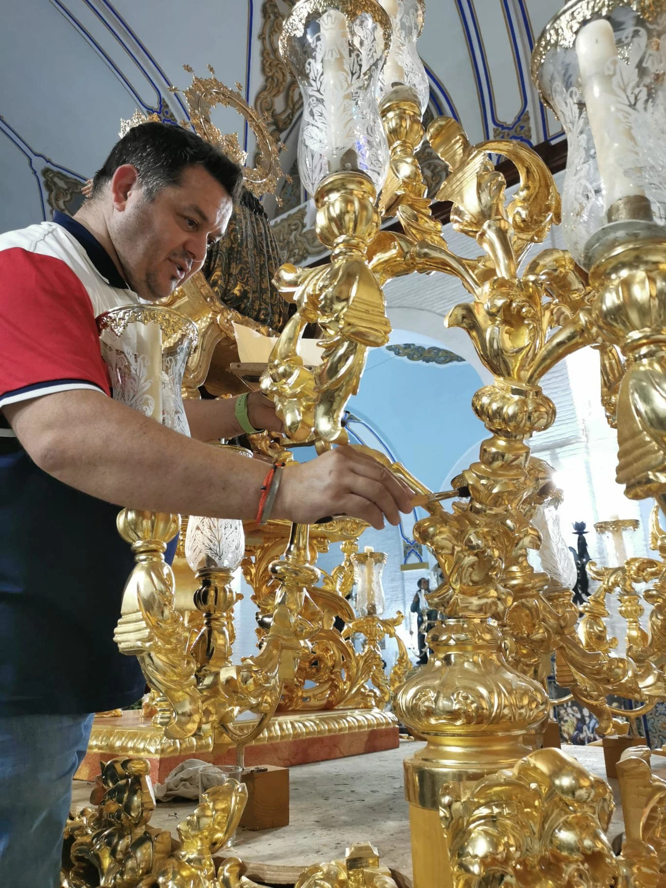 Abel Velarde trabajando en elementos dorados de arte sacro